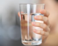 Um homem bebe 2 litros de água por dia, mas desenvolve pedras nos rins. Médicos apontam 5 alimentos de risco que muitas pessoas consomem regularmente