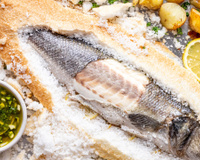 Peixe assado no sal grosso