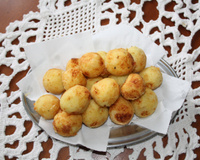 Bolinho de arroz com batata recheado de queijo