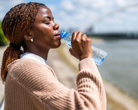 Nem 2, nem 3 litros: a nova regra da ciência para saber quanta água você realmente precisa tomar por dia