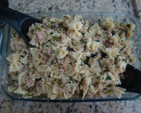 Farfale com atum, azeitona e azeite