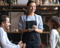 O que significa quando as pessoas ajudam o garçom a tirar os pratos da mesa?
