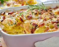 Batata cremosa com bacon gratinada é uma ótima pedida de acompanhamento para um almoço de domingo!