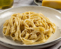 Fettuccine caseiro de ovo com molho simples de limão e parmesão é um almoço sensacional para fazer em família
