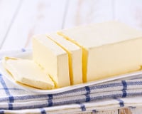 Ninguém acredita que essa manteiga é caseira e sem leite: receita simples fica melhor que a de mercado