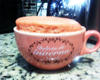 Bolo simples de caneca de micro-ondas