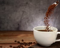 Café instantâneo ou café moído: qual tem mais cafeína? Os especialistas têm a resposta!