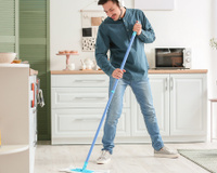 Com quantos anos você aprendeu que é assim que se limpa a cozinha sem jogar água no chão e de forma eficiente?