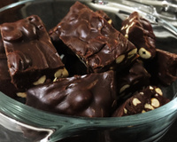 Pé-de-moleque de chocolate