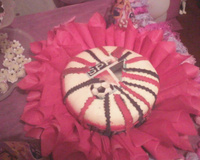 Bolo de chocolate com mousse branca e morangos