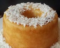 O doce que vai se tornar a estrela da sua Festa Junina é esse bolo de queijadinha cremoso e maravilhoso