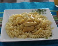 Macarronada ao molho branco com cubos de frango
