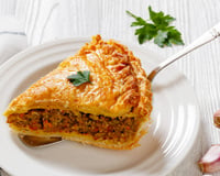Bateu, assou: a torta de carne moída de liquidificador que salva o jantar da família em poucos minutos!