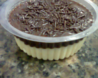 Doce gelado de coco com chocolate