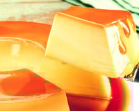 Pudim de leite condensado sem furinho com fatia cortada