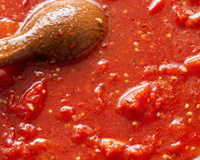 Chef de 65 anos afirma que o molho de tomate não precisa de açúcar, apenas desse líquido para deixá-lo equilibrado