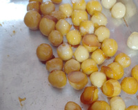 Bala de coco caramelizada (bala baiana ou bala de ovo)