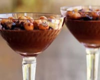 Mousse de chocolate com café na taça com avelãs