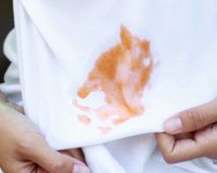 Como tirar mancha de molho de tomate da roupa com truques caseiros