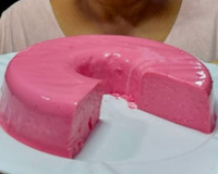 Pudim rosado é a sobremesa que marcou minha infância e até hoje está nos almoços de domingo: fácil e zero enjoativa