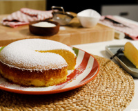 Bolo de coco com apenas três ingredientes: sem forno, sem açúcar e sem farinha, mas delicioso e fofinho