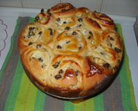 Pão doce recheado com ricota e uvas passas