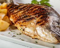 Erro antes de assar o peixe altera totalmente o sabor do prato. Veja o segredo para o tempero dar certo!