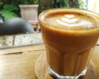 Adeus cafeteria: esse chococino caseiro fica cremoso, intenso e muito fácil de fazer em casa nos dias frios