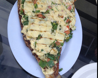 Peixe grelhado com requeijão.