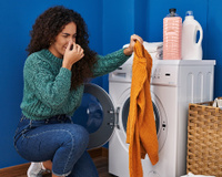 Adeus cheiro de cachorro molhado: 7 erros que deixam um odor ruim na roupa depois de lavar