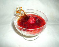 Flan de baunilha com calda de morango e vinho do porto