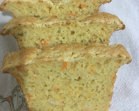 Pão sem glúten com cenoura e cebola na máquina de pão