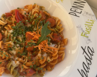 Búzios ao molho de tomate, calabresa e manjericão