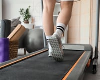 Esteira elétrica dobrável é opção para se exercitar em casa sem precisar ir à academia e está com 56% de desconto