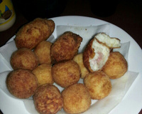 Bolinho de arroz com batata recheado de queijo