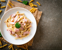 Macarrão com presunto e mussarela