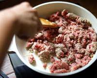 Depois que aprendi esse truque, nunca mais fiz carne moída sem graça: ela fica soltinha, úmida e muito mais gostosa