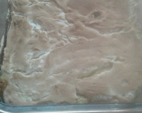 Chico balanceado com banana