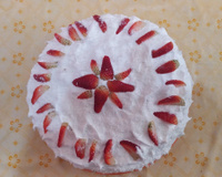 Bolo com doce de leite e morango da Tamy