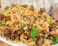 Você só precisa de uma panela e imaginação: TudoGostoso ensina receita de arroz carreteiro adaptado para fazer com o que você tiver na geladeira!
