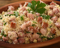 Não fica seca! Aprenda o truque para fazer uma farofa de calabresa molhadinha e saborosa