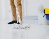 O erro que você comete ao passar pano e que deixa a sua casa com cheiro de cachorro molhado