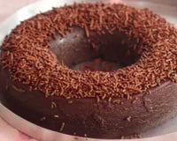 Doce brigadeirão grande em formato de pudim com granulado