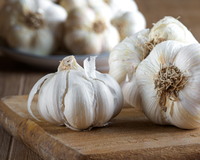 Esse é o jeito mais fácil de descascar alho e nós podemos te provar isso