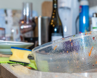 Potes plásticos limpos e sem cheiro em minutos: o truque fácil que elimina gordura e odores