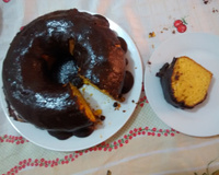 Bolo de cenoura com calda de chocolate que derrete na boca