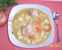 Caldo de mandioquinha com coxinha de frango, legumes e macarrão
