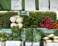 Esse vegetal esquecido na feira é uma potência em potássio: e ajuda a desinchar as pernas e melhorar a circulação