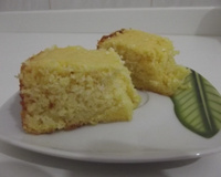 Bolo de fubá com queijo e coco