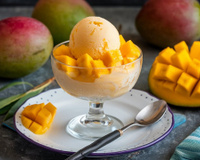 Chega de frutas vermelhas: esse sorvete de frutas amarelas entrou na minha dieta esse ano (cremoso e fácil)